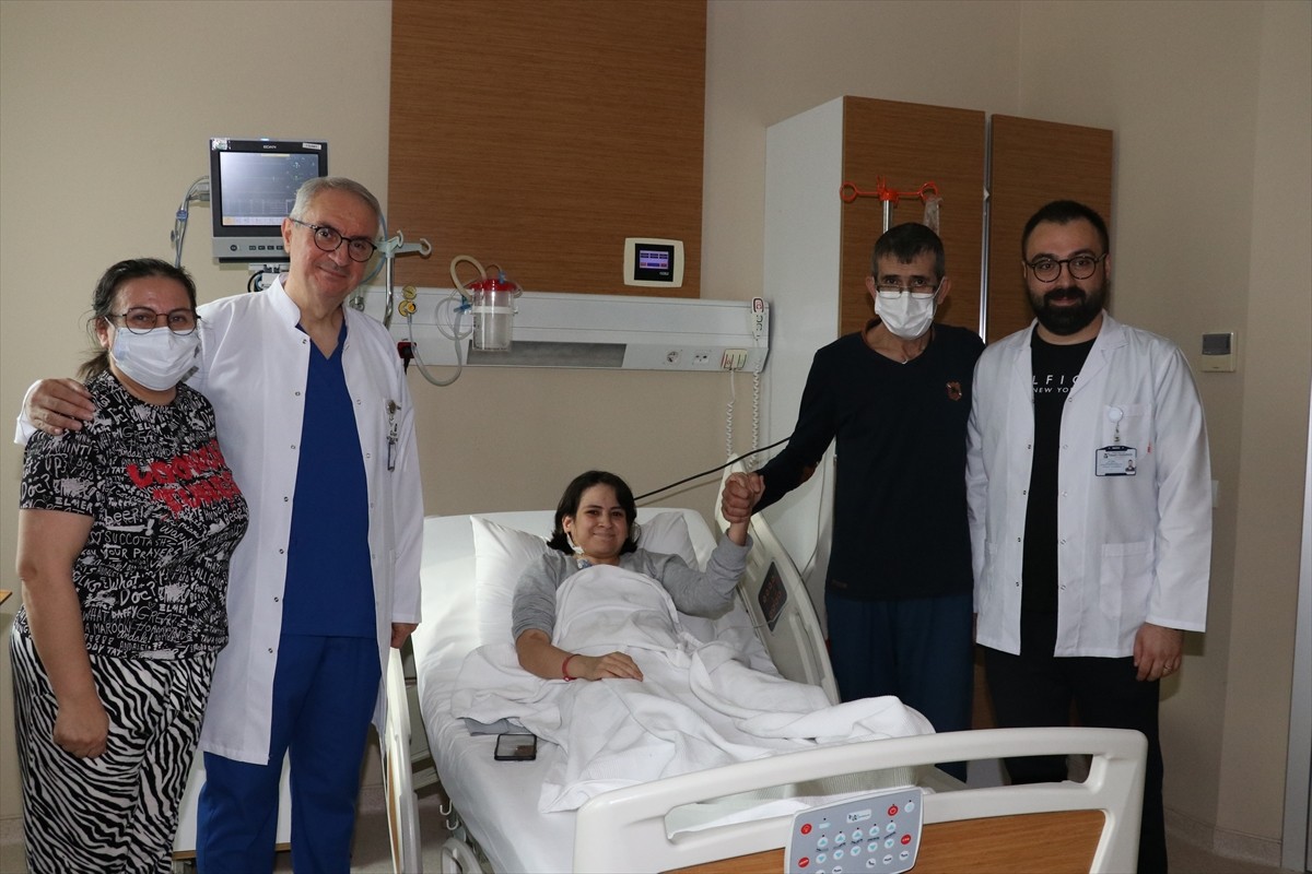 Antalya'da doğuştan kronik böbrek yetmezliği olan ve "kahramanım" dediği babasının sağ böbreği...