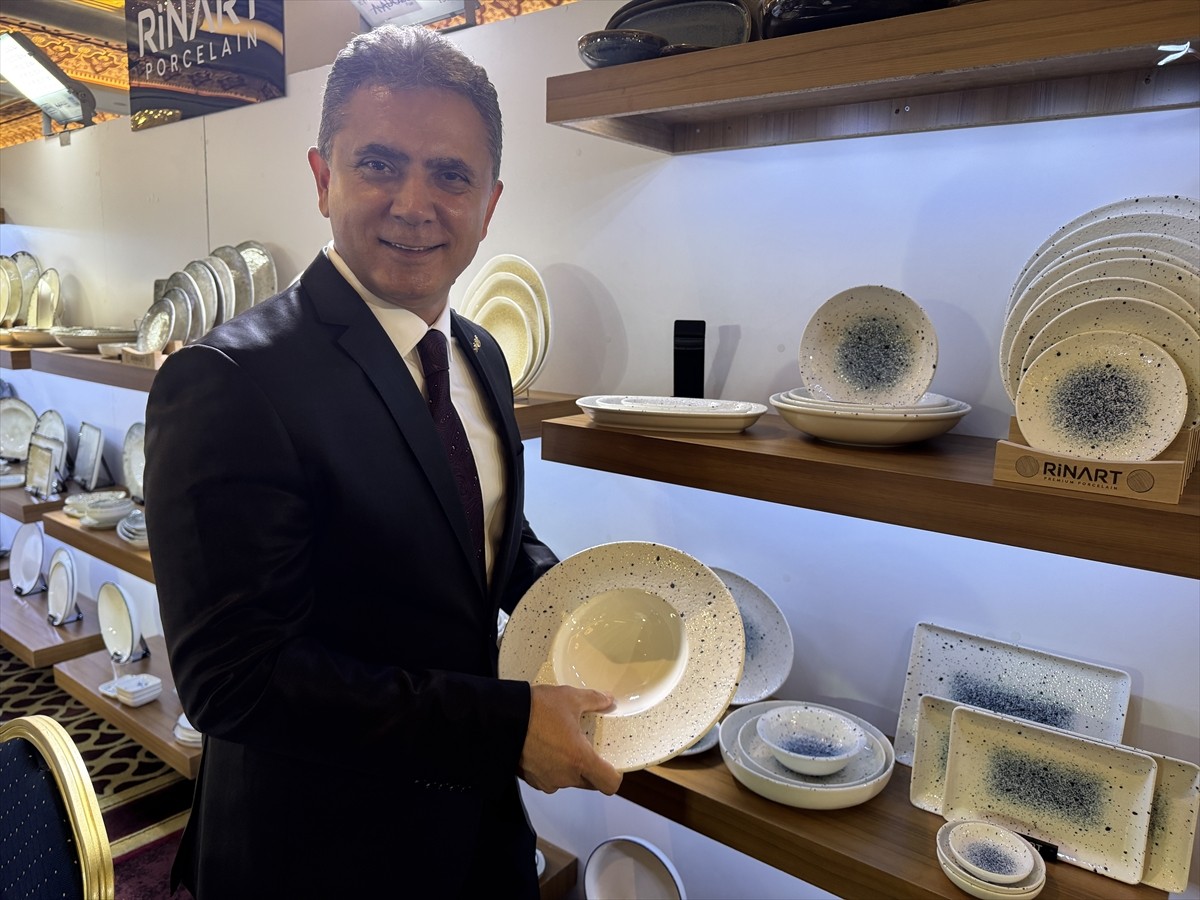 Antalya'da düzenlenen 14. Uluslararası Ev ve Mutfak Eşyaları Üretici ve Marka Zirvesi'nde yerli...