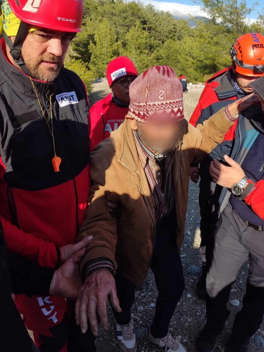 Antalya'nın Kaş ilçesinde kaybolan yaşlı adam, ekiplerin çalışması sonucu ormanlık alanda...