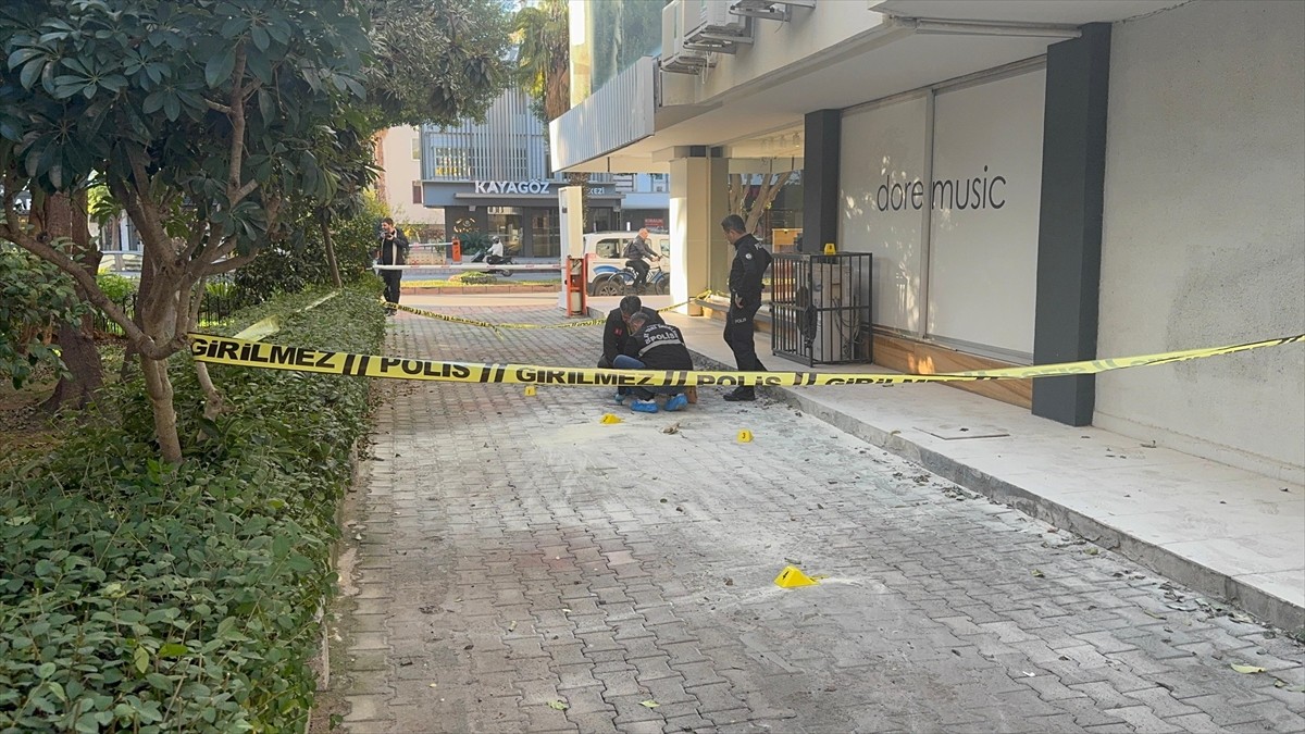 Antalya'nın Muratpaşa ilçesinde eski eşi tarafından üzerine benzin dökülerek yakılan kadın...