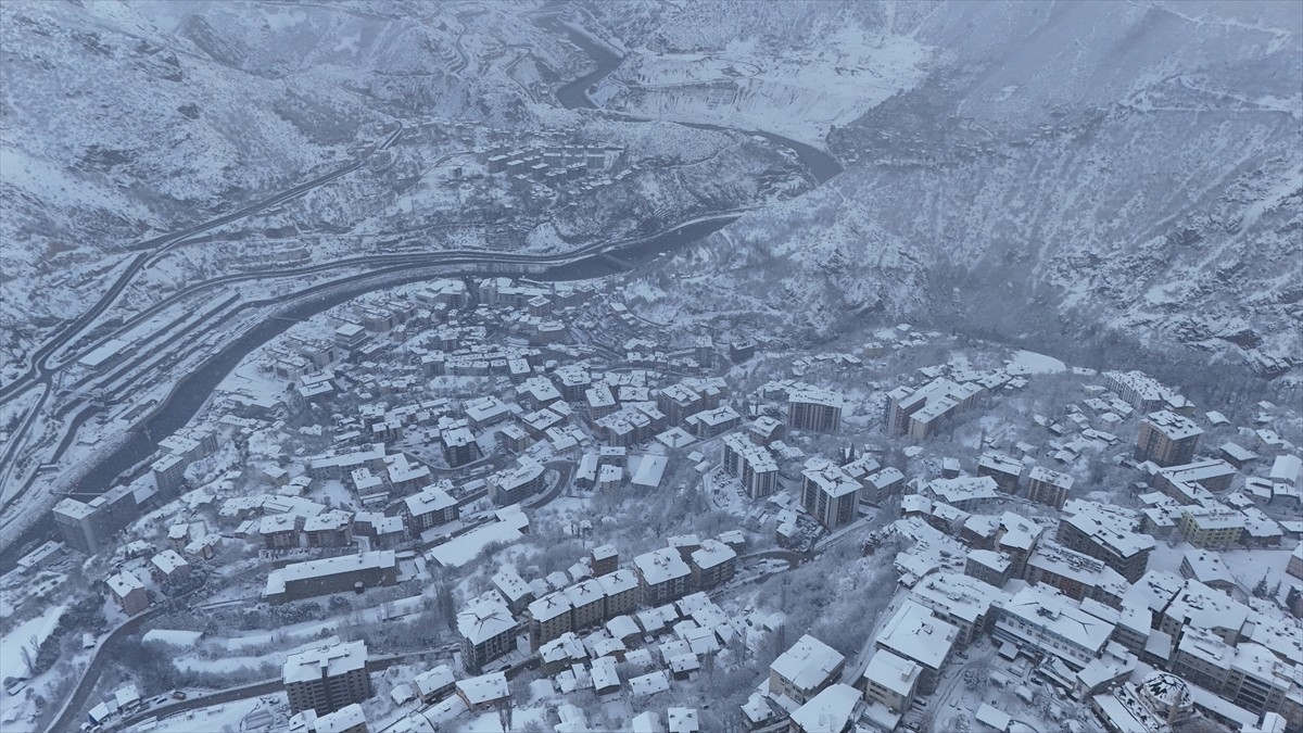 Artvin'de etkili olan kar yağışının ardından kent beyaza büründü.