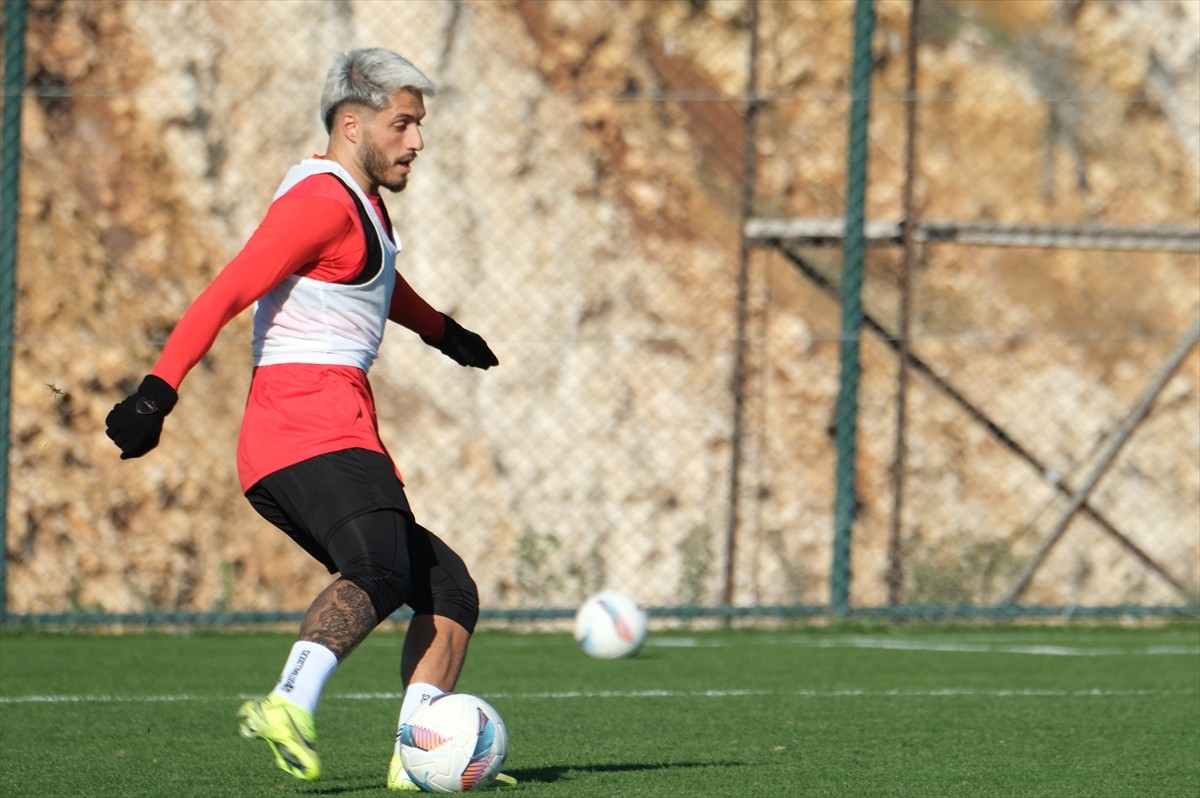 Atakaş Hatayspor, Trendyol Süper Lig'in 16. haftasında Mersin'de Göztepe ile yapacağı maçın...