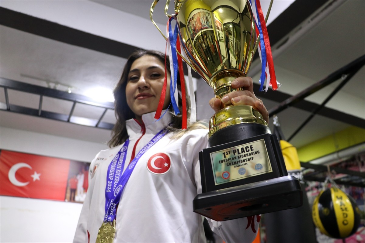 Avrupa şampiyonu milli kick boksçu Asuman Çığlıoğlu'nun 2025 yılında Dünya Şampiyonası'ndaki...