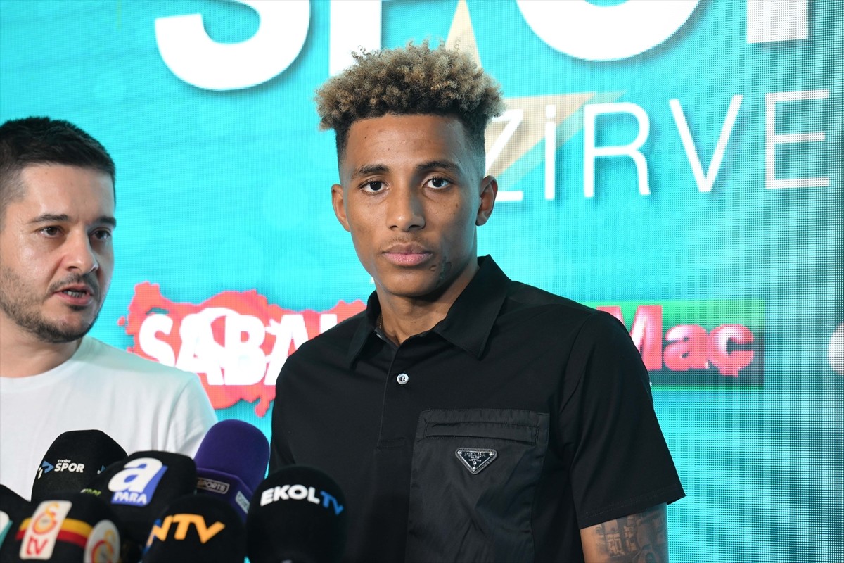  Beşiktaş futbolcusu Gedson Fernandes, Turkuvaz Medya Merkezi'nde düzenlenen 'Turkuvaz Medya Spor...