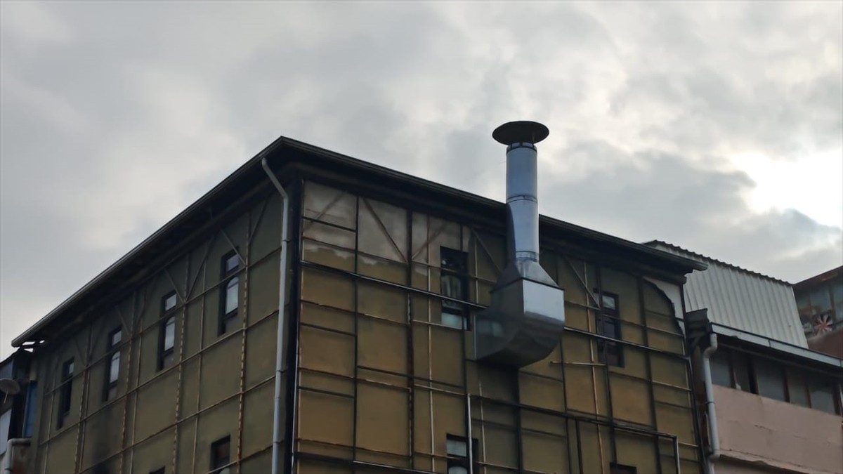 Bursa'nın İnegöl ilçesinde mobilya imalathanesinde çıkan yangın, itfaiye ekiplerince söndürüldü....