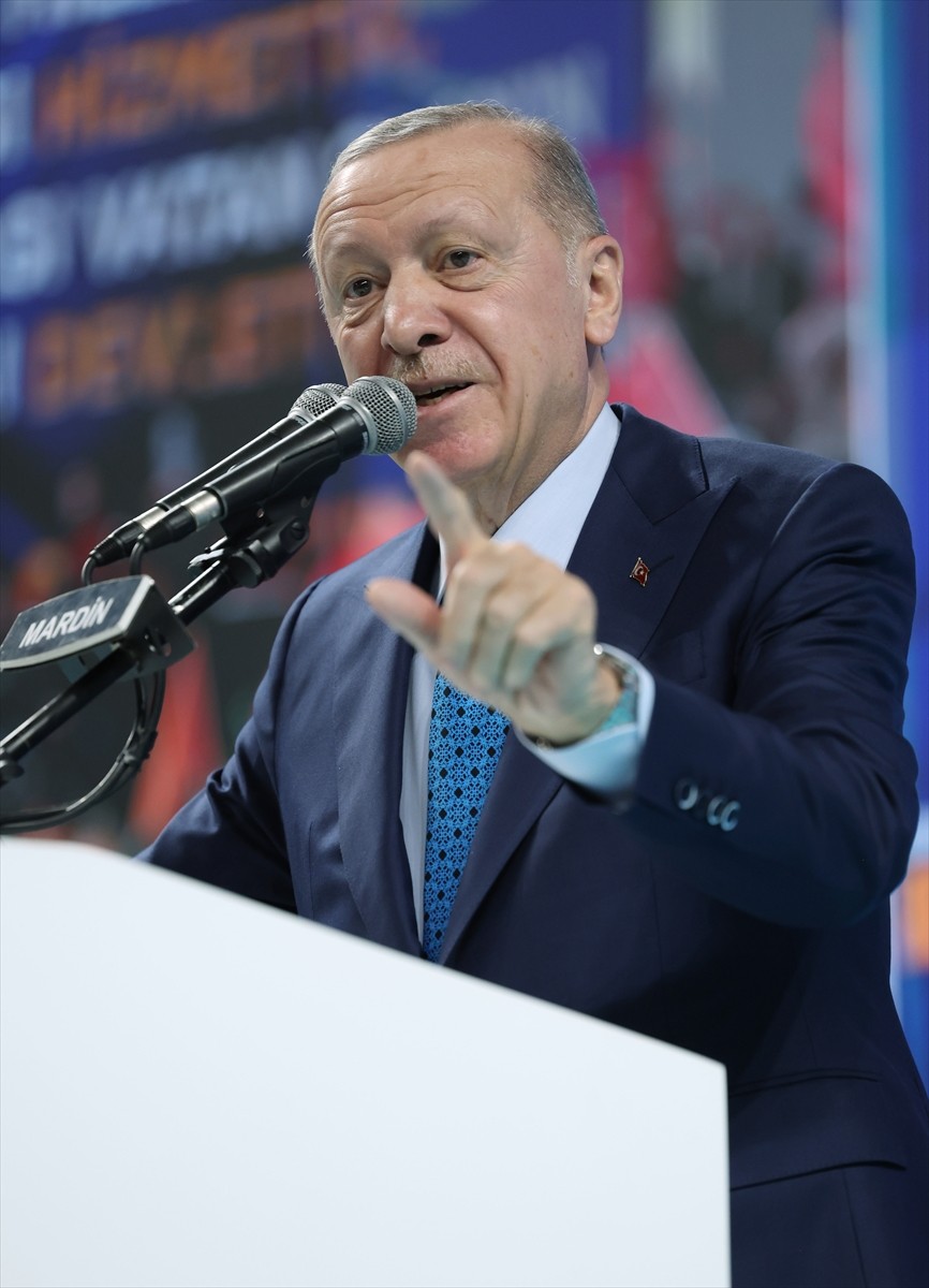 Cumhurbaşkanı ve AK Parti Genel Başkanı Recep Tayyip Erdoğan, Artuklu Spor Salonu'nda düzenlenen...
