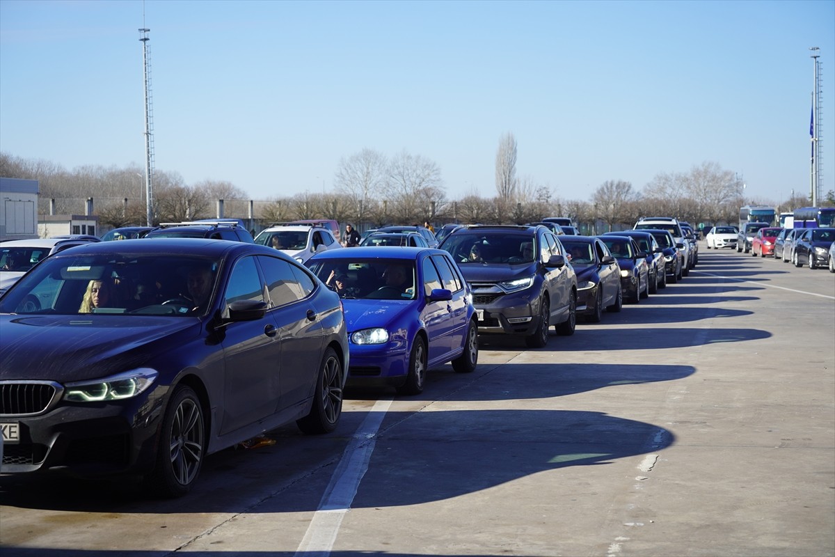 Edirne'de yeni yıla hazırlık kapsamında sınır kapılarında yolcu, tarihi çarşılarda alışveriş...