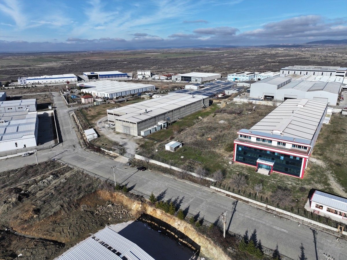 Edirne Valisi Yunus Sezer, kentte kurulum çalışmaları devam eden organize sanayi bölgelerinin...