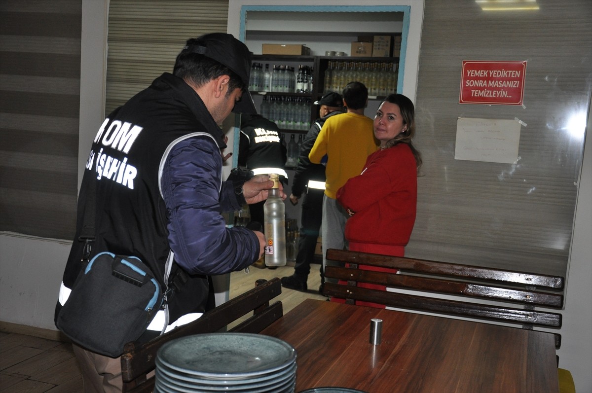 Eskişehir'de, yılbaşı öncesi kaçak ve sahte alkol satışının önüne geçilebilmesi amacıyla Valilik...