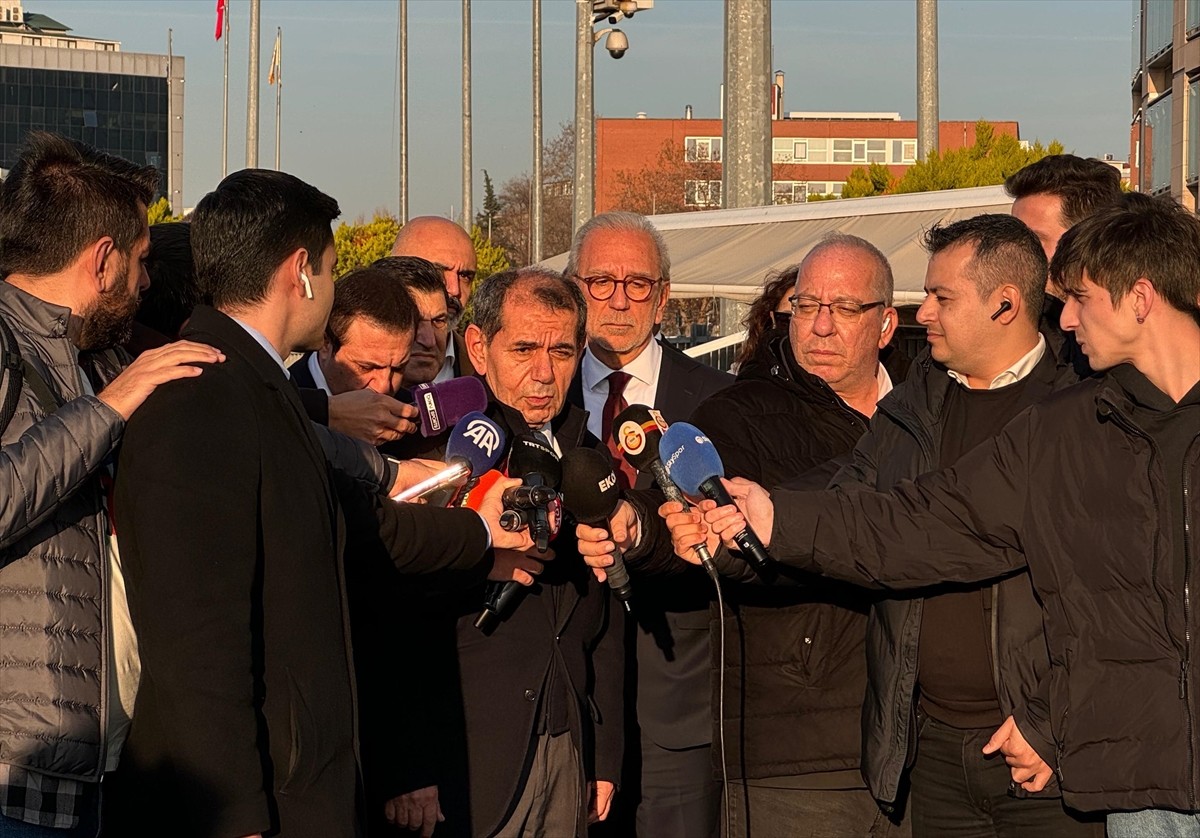 Galatasaray Kulübü Başkanı Dursun Özbek, Türkiye Futbol Federasyonu (TFF) Başkanı İbrahim...