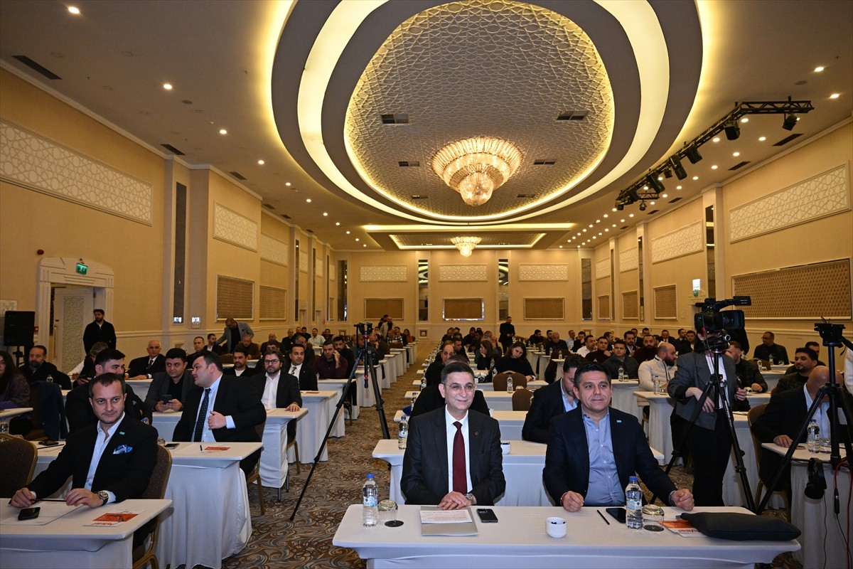 Gaziantep'te bir otelde Ayakkabı Yan Sanayicileri Derneği'nce (AYSAD) "Krize Pabuç Bırakma" adlı...