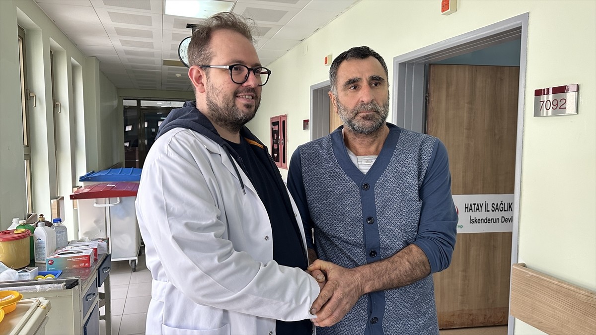 Hatay'da göğüs ve sırt ağrısı nedeniyle hastaneye başvuran ve tetkiklerde aortu yırtıldığı...