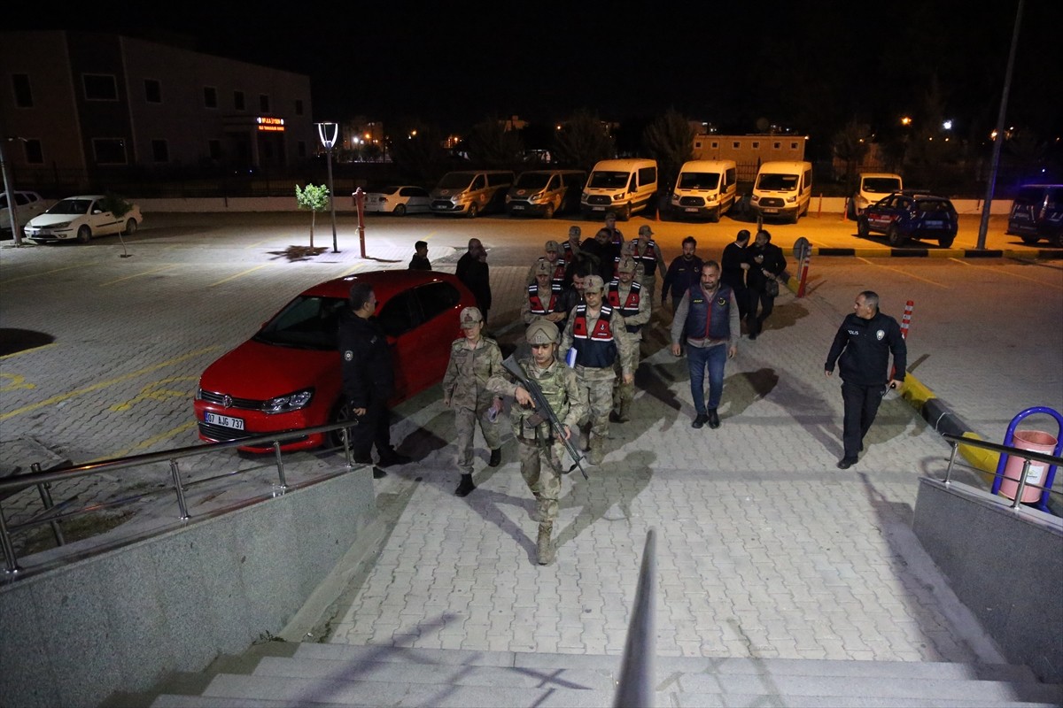 Hatay'ın İskenderun ilçesinde anne ve 3 çocuğunun evlerinde zehirlenerek yaşamını yitirmesi, baba...