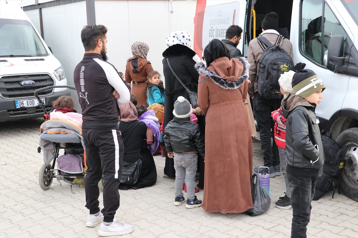 İç savaş sırasında Türkiye'ye sığınan Suriyelilerin 61 yıllık Baas rejiminin devrilmesi sonrasında...