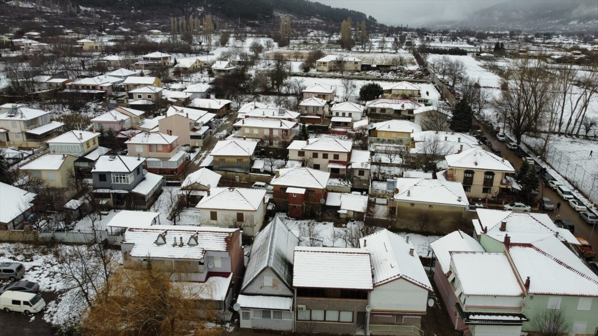 İzmir'in turizm merkezlerinden Ödemiş'in Bozdağ ve Gölcük mahallelerinde kar yağışı etkili...