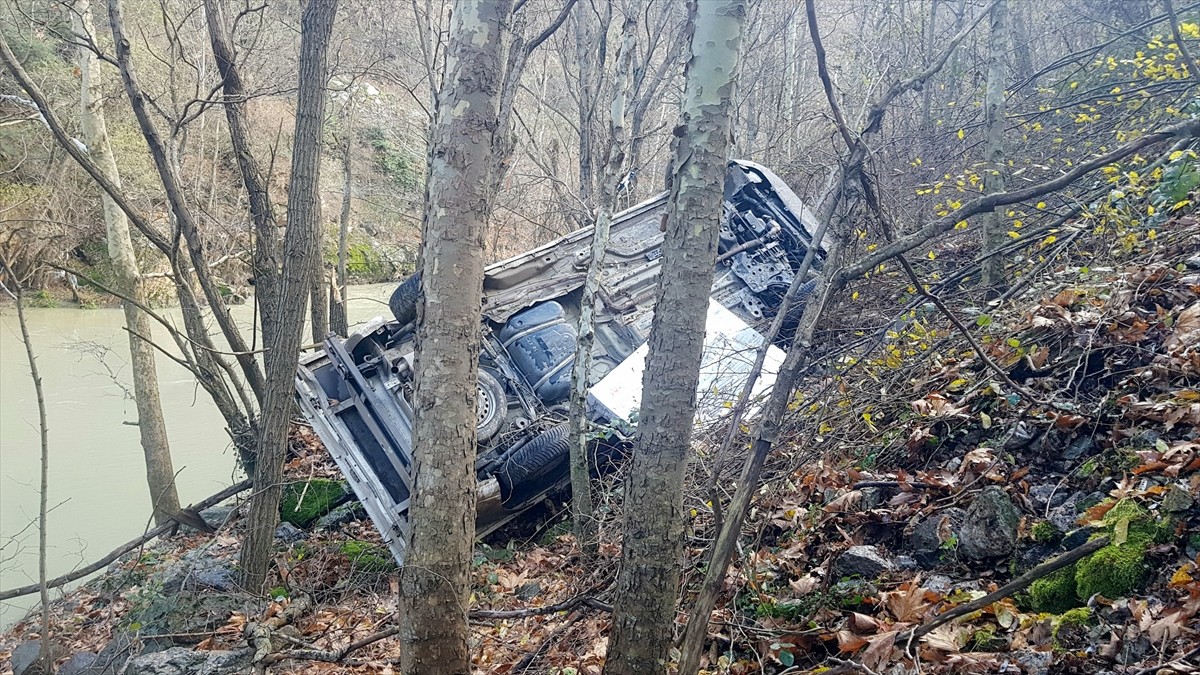 Karabük'te şarampole devrilen kamyonetteki 2 kişi yaralandı.  Fikret O. idaresindeki 78 AAB 969...
