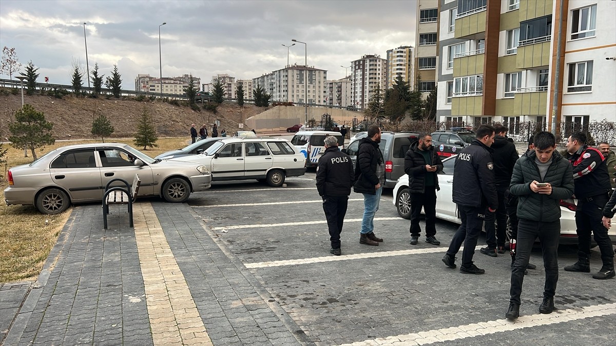 Kayseri'nin Kocasinan ilçesinde "dur" ihtarına uymayarak kaçan otomobilde bir miktar uyuşturucu...