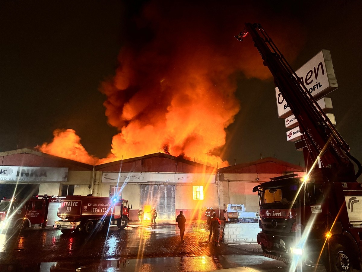 Kayseri Organize Sanayi Bölgesi'nde bir boru ve profil fabrikasında çıkan yangına ekipler müdahale...