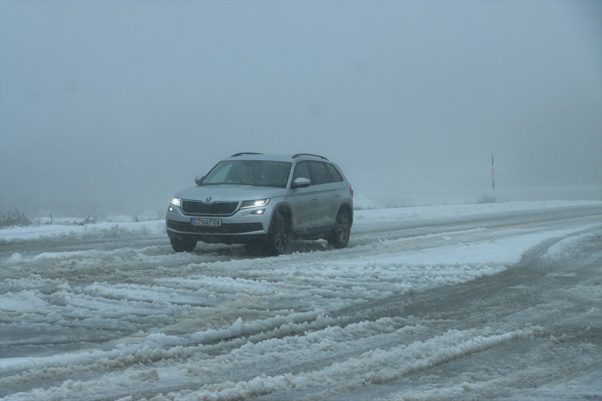 Kırklareli'nin yüksek kesimlerinde kar yağışı etkili oldu. Bulgaristan'a ulaşımın sağlandığı...