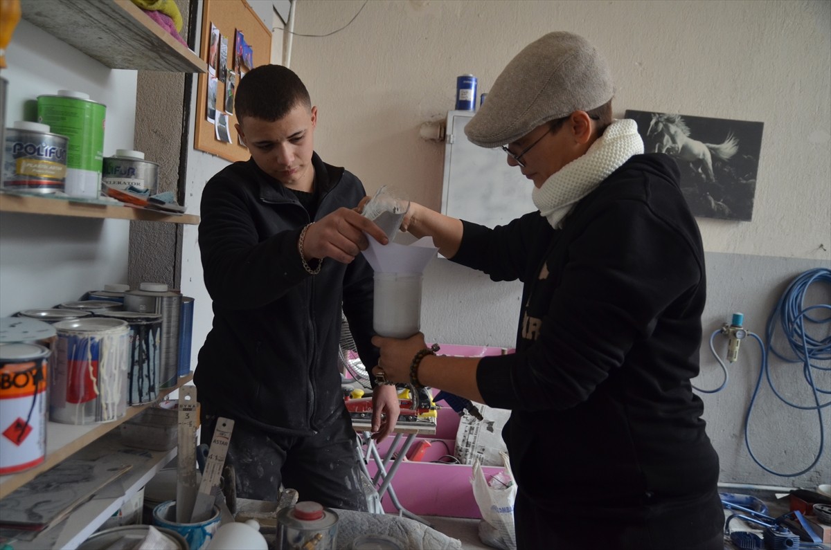 Konya'da kendi işini yapmak isteyince baba mesleği oto boyama iş yerini açan 35 yaşındaki Esra...