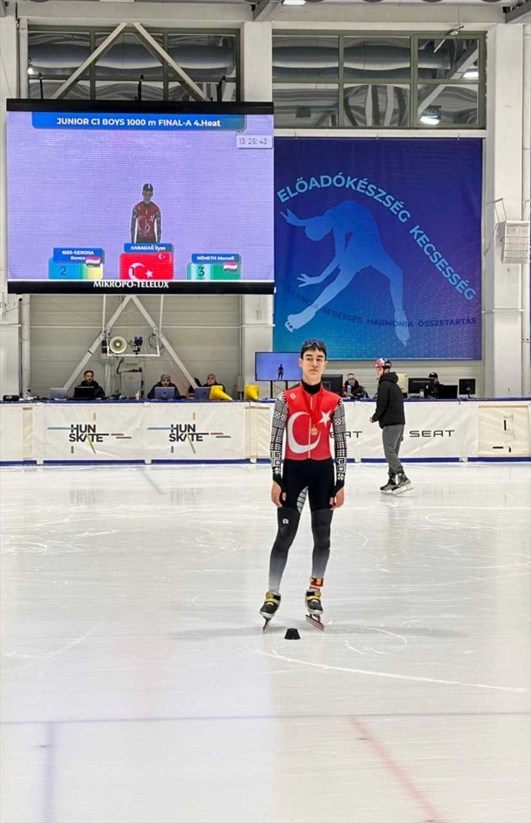 Macaristan'ın başkenti Budapeşte'de düzenlenen Kısa Kulvar Sürat Pateni (Short track) Santa Claus...