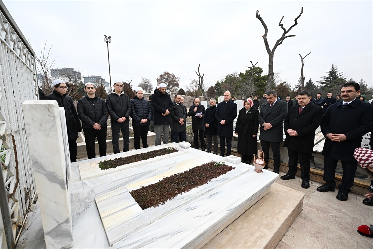Milli Eğitim Bakanı Yusuf Tekin (sağ 2), Ankara Valisi Vasip Şahin (sağda) ve beraberinde Tevfik...
