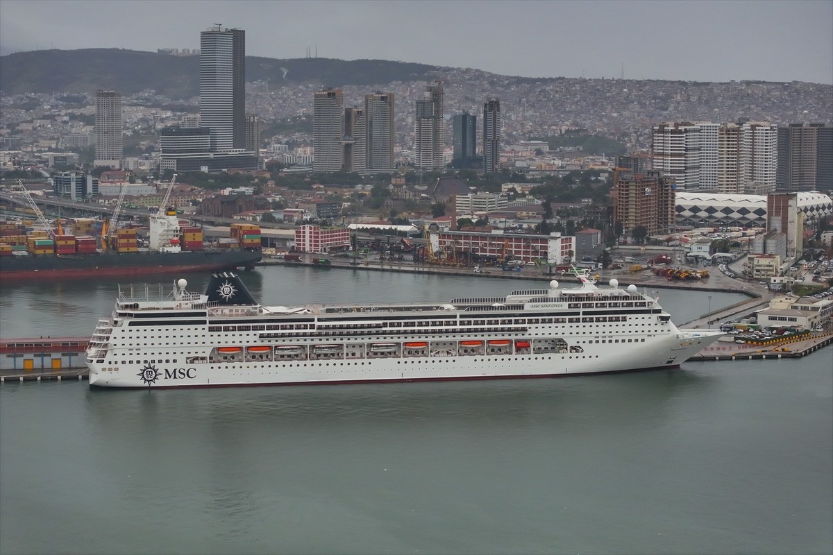 MSC Sinfonia gemisi 2700 yolcusuyla İstanbul, Yunanistan'ın Pire kenti ile Korfu Adası ve...