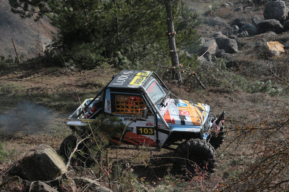 Otomobil sporlarında 2024 Extreme Kupası'nın finali olan 5. ayak yarışları, Bolu'da start aldı....