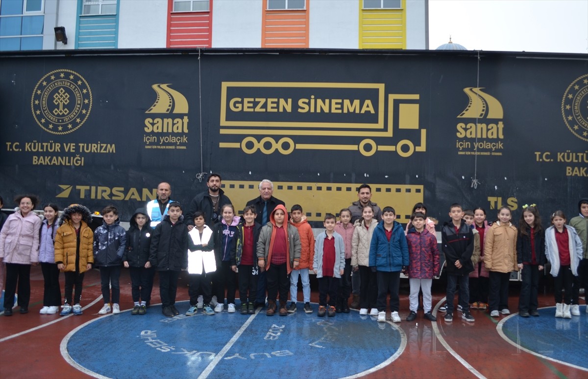 "Gezen sinema tırı", Kocaeli'nin Darıca ilçesinde çocuklara sinema keyfi yaşattı. Kültür ve Turizm...