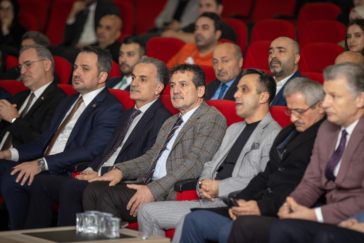 Sakarya'da Gençlik ve Spor Bakanlığınca "Gençlik Politika Belgesi Vizyon Çalıştayı" yapıldı....