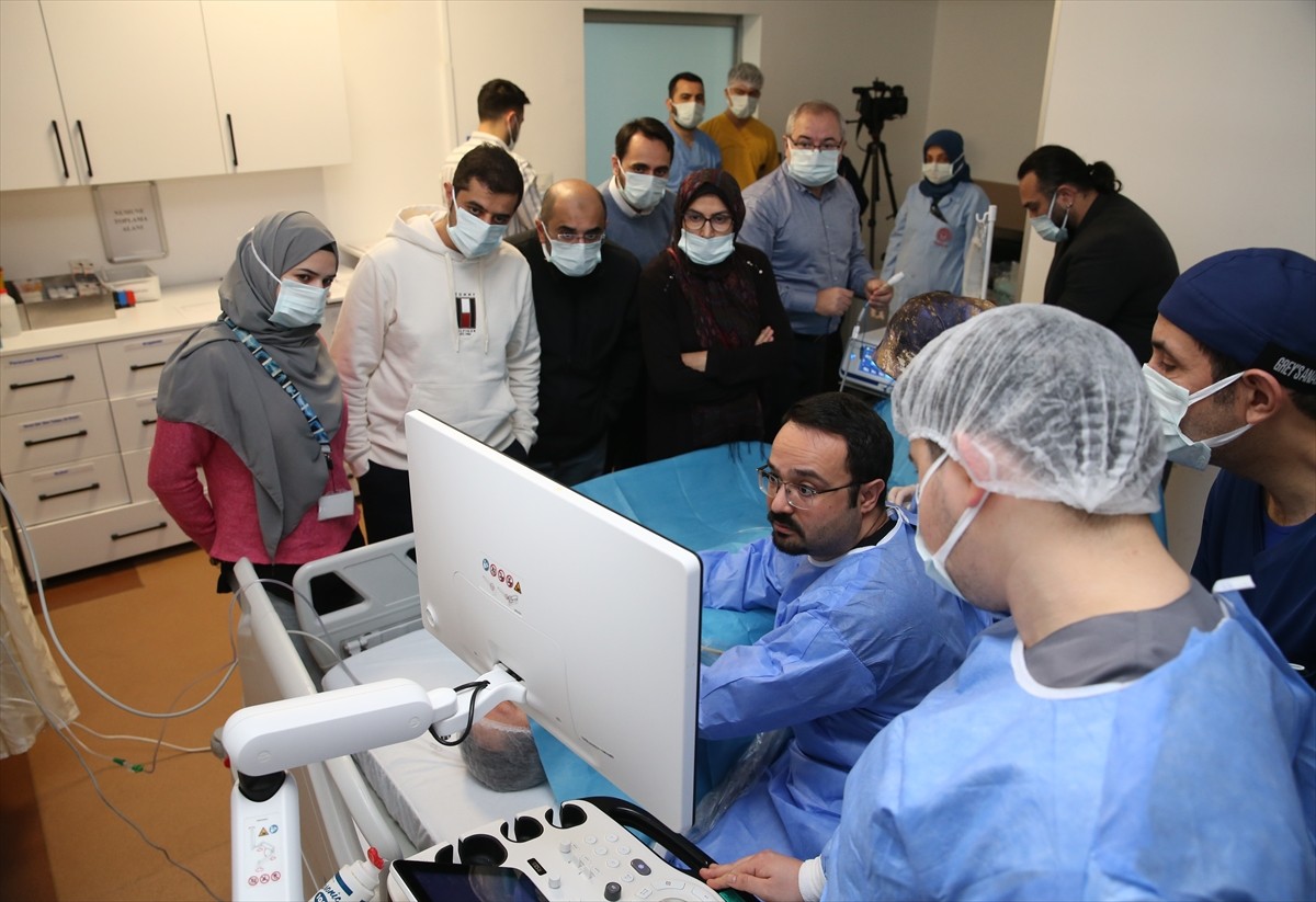 Sakarya Eğitim ve Araştırma Hastanesi'nde (SEAH) Irak ve Suudi Arabistan'dan gelen 4 hekime...