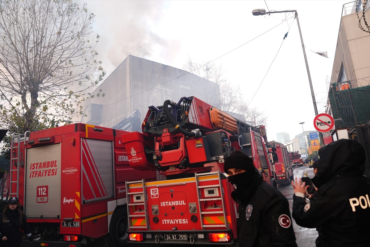  Şişli'de yıkım işlemi yapılan 4 katlı binanın çatısında çıkan yangın, itfaiye ekiplerinin...