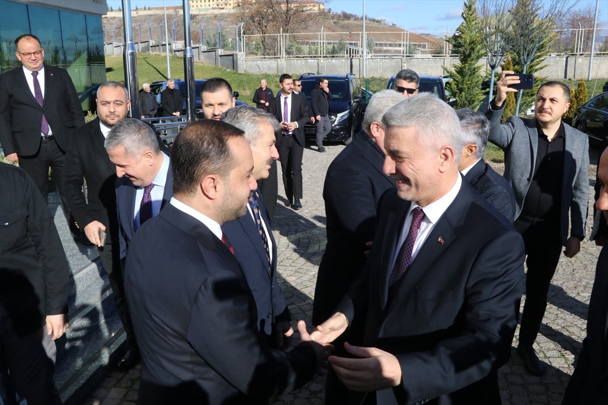 Ticaret Bakanı Ömer Bolat, AK Parti Çankırı 8. Olağan İl Kongresi'ne katılmak üzere geldiği kentte...