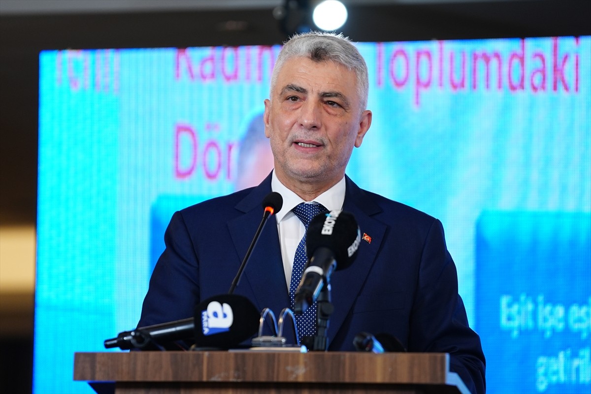 Ticaret Bakanı Ömer Bolat, İstanbul'daki bir otelde düzenlenen Roots Kadın İnisiyatifi'nin...