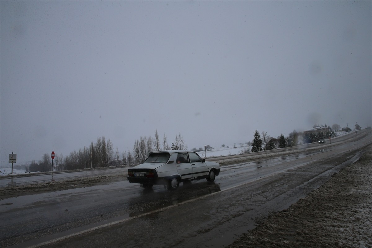 Tokat-Sivas kara yolunda kar yağışı etkili oldu. Tokat-Sivas kara yolu Kızıliniş Geçidi ve 1650...