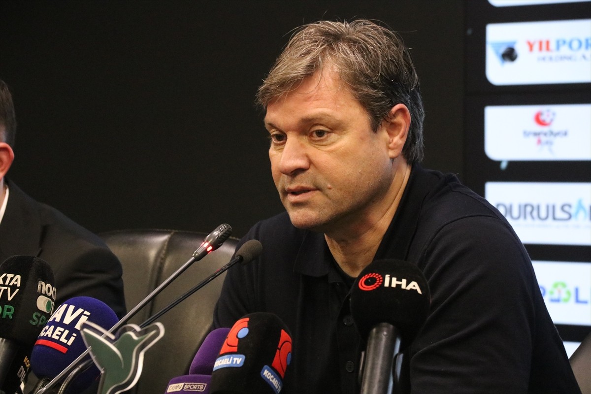 Trendyol 1. Lig'in 16. haftasında sahasında Esenler Erokspor'a 2-0 yenilen Kocaelispor'un teknik...