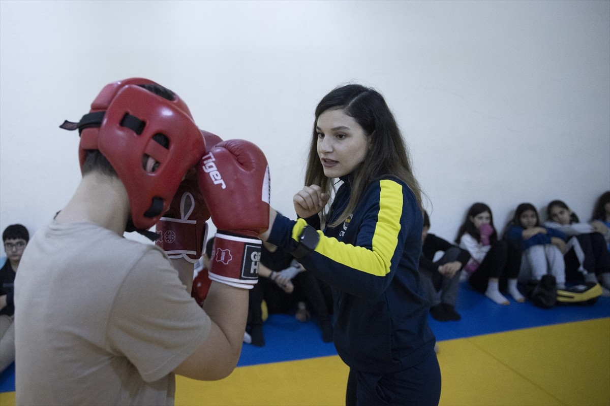 Tunceli'de beden eğitimi öğretmenliği yapan Avrupa ve dünya şampiyonu kick boksçu Erivan Barut...
