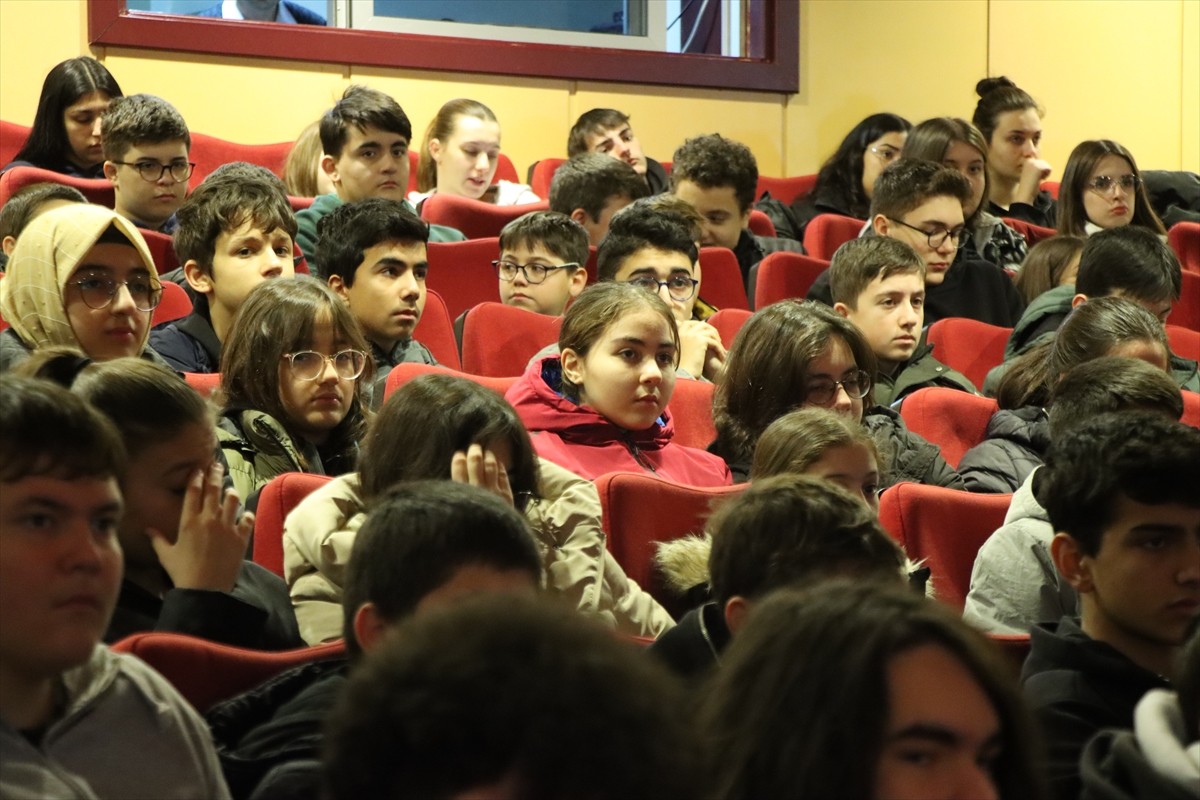 Türkiye'nin ilk astronotu Alper Gezeravcı, Kırklareli'nde öğrencilerle bir araya gelerek uzay...