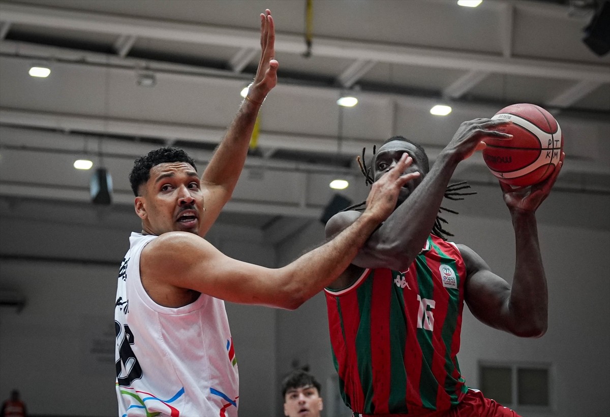 Türkiye Basketbol Süper Ligi'nin 10. haftasında iki İzmir ekibi Aliağa Petkimspor ile Karşıyaka...