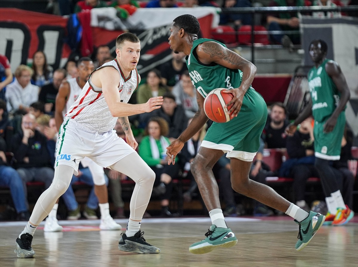 Türkiye Sigorta Basketbol Süper Ligi 9. hafta mücadelesinde Karşıyaka ile Darüşşafaka Lassa...