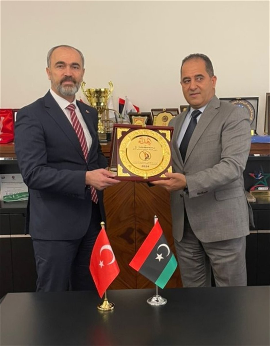 Türkiye Üniversite Sporları Federasyonu (TÜSF) Başkanı Mutlu Türkmen (solda), Libya'nın başkenti...