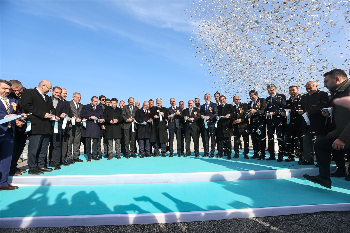 Ulaştırma ve Altyapı Bakanı Abdulkadir Uraloğlu, Bursa Teknoloji Organize Sanayi Bölgesi'nin...