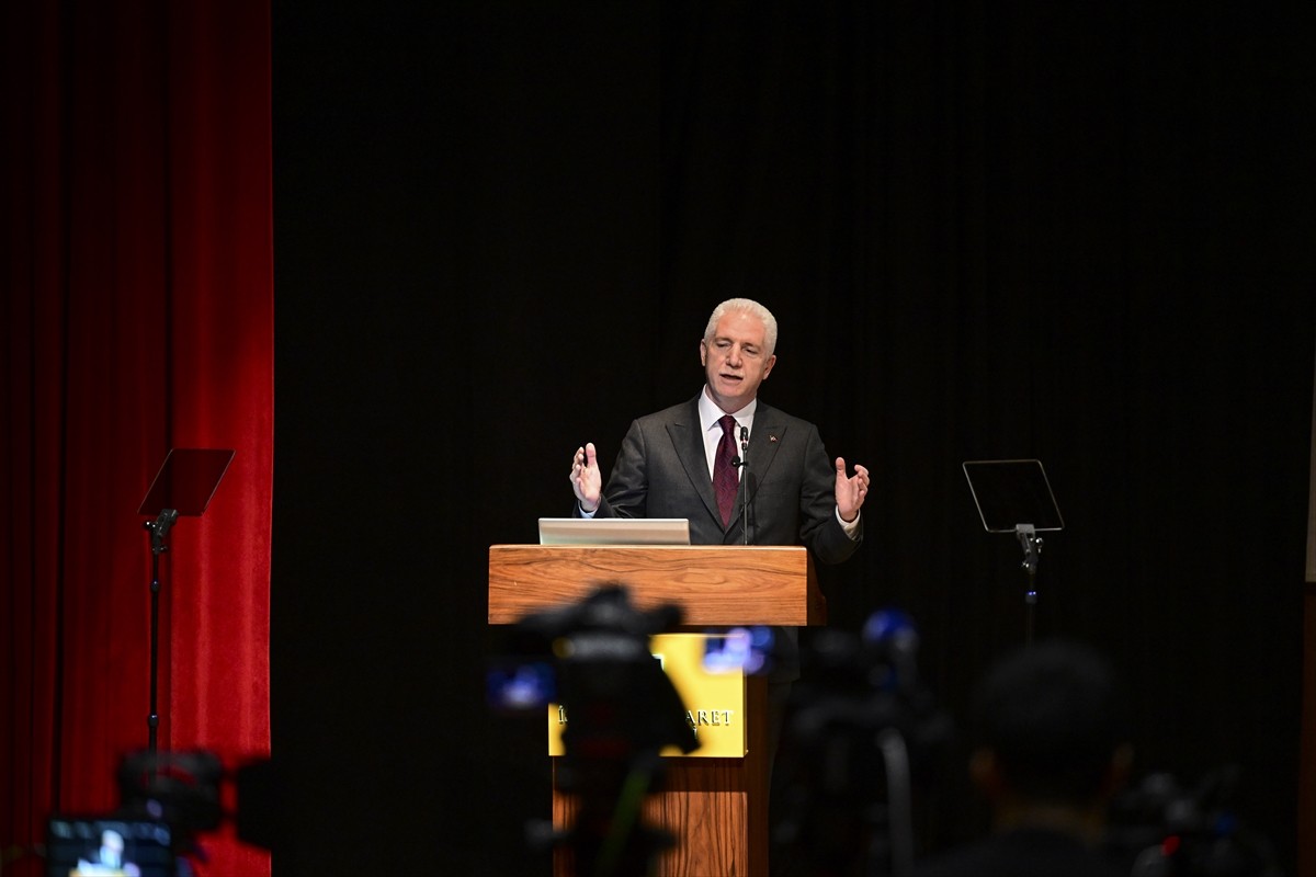 Ulaştırma ve Altyapı Bakanı Abdulkadir Uraloğlu (sol3), İstanbul Valisi Davut Gül (sağ3) ve...