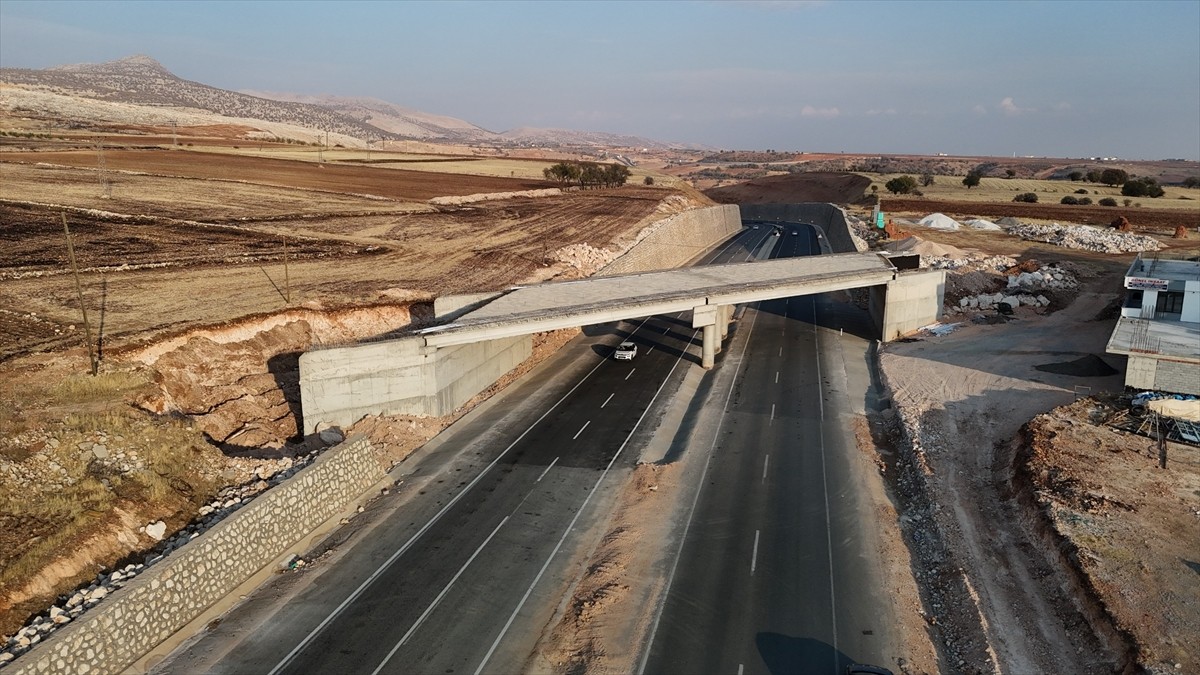 Ulaştırma ve Altyapı Bakanlığı, Kahta-Siverek Yolu'nda Kahta-Eceler mevkisinin resmi açılışını 28...