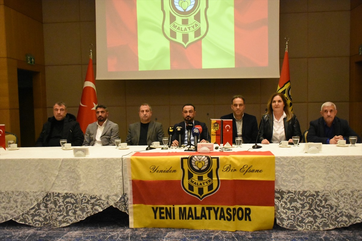 Yeni Malatyaspor Kulüp Başkanı Şahin Altunok (sağ 4), bir otelde düzenlediği basın toplantısında...