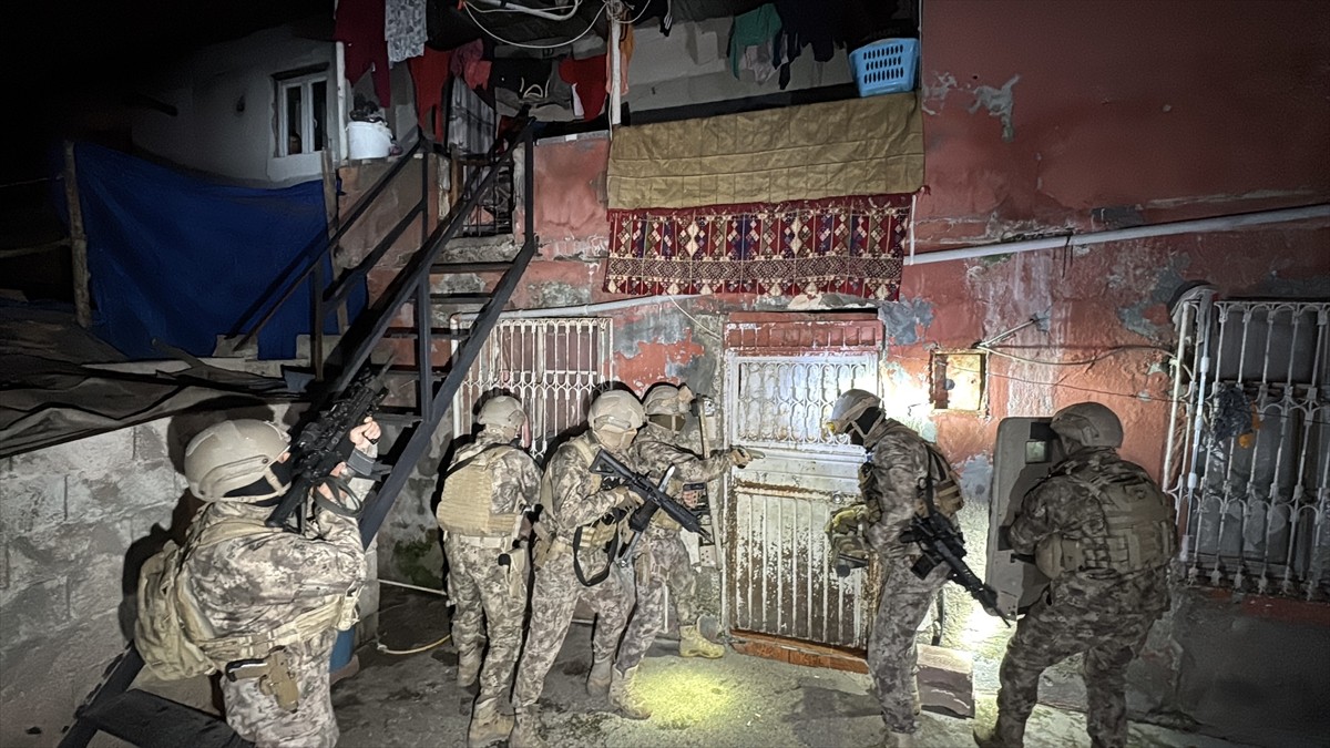 Adana’da uyuşturucu sattığı ileri sürülen 27 şüpheliyi yakalamaya yönelik operasyon düzenlendi....