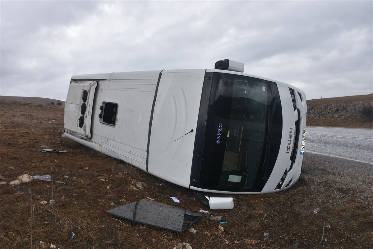Afyonkarahisar'da turistleri taşıyan midibüsün devrilmesi sonucu 3 kişi yaralandı.