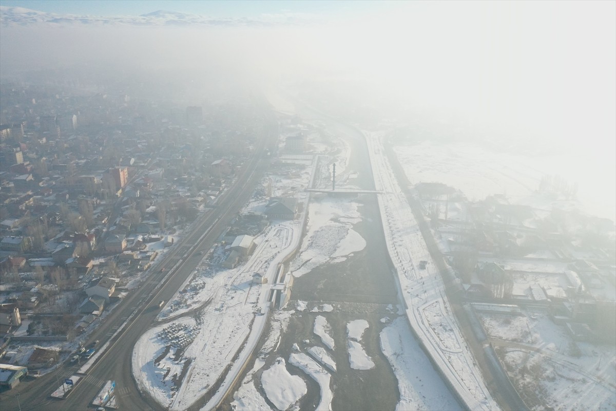 Ağrı'da etkili olan dondurucu soğuklar nedeniyle Murat Nehri'nden buz kütleleri aktı. Gece hava...
