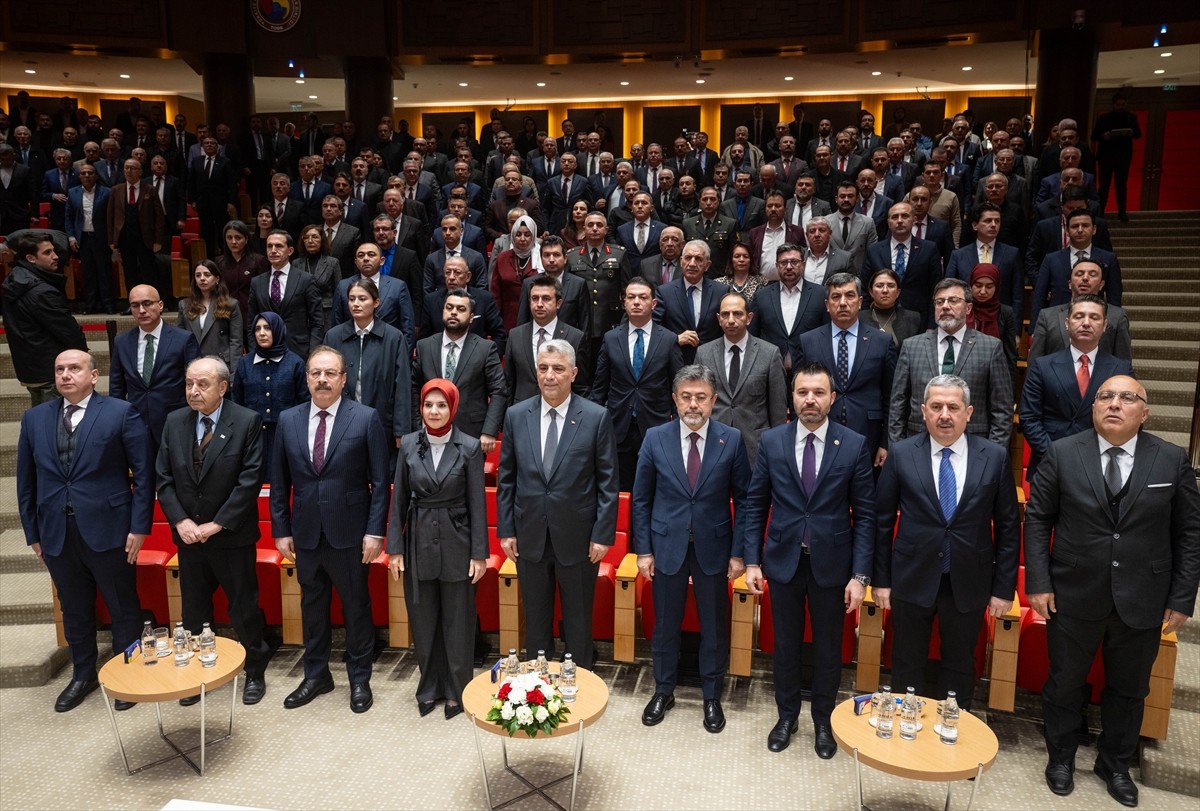 Aile ve Sosyal Hizmetler Bakanı Mahinur Özdemir Göktaş (sol 4), Ticaret Bakanı Ömer Bolat (sol 5)...