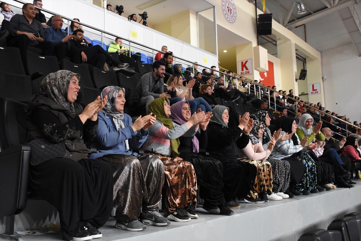 Aksaray'da köy kadınlarının kurduğu "Anadolu Sultanları" takımı, Aksaray Spor Salonu'na gelerek...